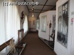 [P23] Am ajuns într-o parte a muzeului unde sunt expuse obiecte folosite în prelucrarea lânii, dar și diferite piese de vestimentație.  » foto by Floryn81
 - 
<span class="allrVoted glyphicon glyphicon-heart hidden" id="av807381"></span>
<a class="m-l-10 hidden" id="sv807381" onclick="voting_Foto_DelVot(,807381,10623)" role="button">șterge vot <span class="glyphicon glyphicon-remove"></span></a>
<a id="v9807381" class=" c-red"  onclick="voting_Foto_SetVot(807381)" role="button"><span class="glyphicon glyphicon-heart-empty"></span> <b>LIKE</b> = Votează poza</a> <img class="hidden"  id="f807381W9" src="/imagini/loader.gif" border="0" /><span class="AjErrMes hidden" id="e807381ErM"></span>