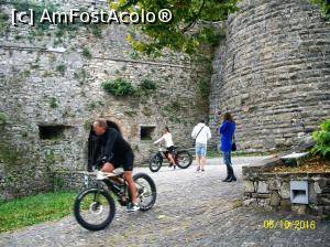 [P48] La castel. Aveau biste biciclete cu niste cauciucuri foarte robuste.  » foto by cristina47*
 - 
<span class="allrVoted glyphicon glyphicon-heart hidden" id="av803329"></span>
<a class="m-l-10 hidden" id="sv803329" onclick="voting_Foto_DelVot(,803329,10639)" role="button">șterge vot <span class="glyphicon glyphicon-remove"></span></a>
<a id="v9803329" class=" c-red"  onclick="voting_Foto_SetVot(803329)" role="button"><span class="glyphicon glyphicon-heart-empty"></span> <b>LIKE</b> = Votează poza</a> <img class="hidden"  id="f803329W9" src="/imagini/loader.gif" border="0" /><span class="AjErrMes hidden" id="e803329ErM"></span>