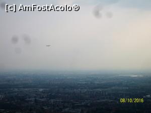 [P49] Era smog, sau ceata... Se vede orasul de jos si avioanele aterizand sau decoland...  » foto by cristina47*
 - 
<span class="allrVoted glyphicon glyphicon-heart hidden" id="av803330"></span>
<a class="m-l-10 hidden" id="sv803330" onclick="voting_Foto_DelVot(,803330,10639)" role="button">șterge vot <span class="glyphicon glyphicon-remove"></span></a>
<a id="v9803330" class=" c-red"  onclick="voting_Foto_SetVot(803330)" role="button"><span class="glyphicon glyphicon-heart-empty"></span> <b>LIKE</b> = Votează poza</a> <img class="hidden"  id="f803330W9" src="/imagini/loader.gif" border="0" /><span class="AjErrMes hidden" id="e803330ErM"></span>