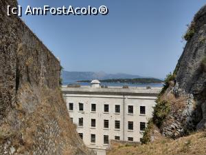 [P03] Din cetate, o privire spre Centrul de Cercetare a Muzicii Elene, parte a Universității Ionice, dar se zărește și insulița Vido. » foto by maryka
 - 
<span class="allrVoted glyphicon glyphicon-heart hidden" id="av1279848"></span>
<a class="m-l-10 hidden" id="sv1279848" onclick="voting_Foto_DelVot(,1279848,10697)" role="button">șterge vot <span class="glyphicon glyphicon-remove"></span></a>
<a id="v91279848" class=" c-red"  onclick="voting_Foto_SetVot(1279848)" role="button"><span class="glyphicon glyphicon-heart-empty"></span> <b>LIKE</b> = Votează poza</a> <img class="hidden"  id="f1279848W9" src="/imagini/loader.gif" border="0" /><span class="AjErrMes hidden" id="e1279848ErM"></span>