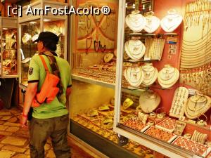 [P16] Vitrina cu metalurgie auriferă » foto by Lucien
 - 
<span class="allrVoted glyphicon glyphicon-heart hidden" id="av786970"></span>
<a class="m-l-10 hidden" id="sv786970" onclick="voting_Foto_DelVot(,786970,10697)" role="button">șterge vot <span class="glyphicon glyphicon-remove"></span></a>
<a id="v9786970" class=" c-red"  onclick="voting_Foto_SetVot(786970)" role="button"><span class="glyphicon glyphicon-heart-empty"></span> <b>LIKE</b> = Votează poza</a> <img class="hidden"  id="f786970W9" src="/imagini/loader.gif" border="0" /><span class="AjErrMes hidden" id="e786970ErM"></span>