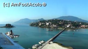 [P01] Imagine tipică pentru panorama din peninsula Kanoni. În față este digul de 300 m lungime spre Perama, spre stânga-mijloc insula cu Mănăstirea Vlaherna, iar spre stânga-sus, Insula Șoarecelui » foto by Lucien
 - 
<span class="allrVoted glyphicon glyphicon-heart hidden" id="av787411"></span>
<a class="m-l-10 hidden" id="sv787411" onclick="voting_Foto_DelVot(,787411,10697)" role="button">șterge vot <span class="glyphicon glyphicon-remove"></span></a>
<a id="v9787411" class=" c-red"  onclick="voting_Foto_SetVot(787411)" role="button"><span class="glyphicon glyphicon-heart-empty"></span> <b>LIKE</b> = Votează poza</a> <img class="hidden"  id="f787411W9" src="/imagini/loader.gif" border="0" /><span class="AjErrMes hidden" id="e787411ErM"></span>