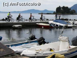 [P02] Bicicliști traversând digul de 300 m lungime care leagă capătul peninsulei Kanoni de Perama. În spate este Insula Șoarecului » foto by Lucien
 - 
<span class="allrVoted glyphicon glyphicon-heart hidden" id="av787412"></span>
<a class="m-l-10 hidden" id="sv787412" onclick="voting_Foto_DelVot(,787412,10697)" role="button">șterge vot <span class="glyphicon glyphicon-remove"></span></a>
<a id="v9787412" class=" c-red"  onclick="voting_Foto_SetVot(787412)" role="button"><span class="glyphicon glyphicon-heart-empty"></span> <b>LIKE</b> = Votează poza</a> <img class="hidden"  id="f787412W9" src="/imagini/loader.gif" border="0" /><span class="AjErrMes hidden" id="e787412ErM"></span>