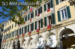 [P06] Steagurile roșii cu ciucuri galbeni care împodobesc ferestrele și balcoanele clădirilor.  » foto by Ioan Raita
 - 
<span class="allrVoted glyphicon glyphicon-heart hidden" id="av738058"></span>
<a class="m-l-10 hidden" id="sv738058" onclick="voting_Foto_DelVot(,738058,10697)" role="button">șterge vot <span class="glyphicon glyphicon-remove"></span></a>
<a id="v9738058" class=" c-red"  onclick="voting_Foto_SetVot(738058)" role="button"><span class="glyphicon glyphicon-heart-empty"></span> <b>LIKE</b> = Votează poza</a> <img class="hidden"  id="f738058W9" src="/imagini/loader.gif" border="0" /><span class="AjErrMes hidden" id="e738058ErM"></span>