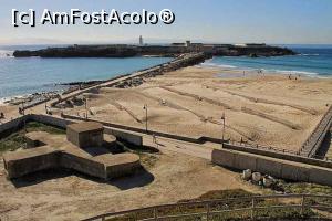 [P24] Tarifa - digul depre care povesteam: în dreapta e Oceanul Atlantic, în stânga Marea Mediterană; de la nivelul solului digul e destul de lung, are de unde să te ia vântul pe sus :)  » foto by RoxanaGRS <span class="label label-default labelC_thin small">NEVOTABILĂ</span>