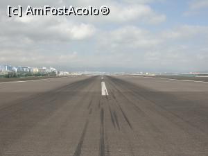 [P03] Traversăm pe jos pista aeroportului Gibraltar » foto by RoxanaGRS
 - 
<span class="allrVoted glyphicon glyphicon-heart hidden" id="av946709"></span>
<a class="m-l-10 hidden" id="sv946709" onclick="voting_Foto_DelVot(,946709,10713)" role="button">șterge vot <span class="glyphicon glyphicon-remove"></span></a>
<a id="v9946709" class=" c-red"  onclick="voting_Foto_SetVot(946709)" role="button"><span class="glyphicon glyphicon-heart-empty"></span> <b>LIKE</b> = Votează poza</a> <img class="hidden"  id="f946709W9" src="/imagini/loader.gif" border="0" /><span class="AjErrMes hidden" id="e946709ErM"></span>