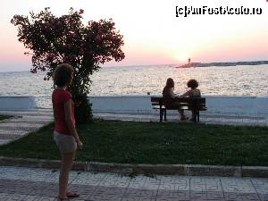 [P17] Apusul la Kusadasi vazut de pe faleza centrala a statiunii.  » foto by calatorul
 - 
<span class="allrVoted glyphicon glyphicon-heart hidden" id="av563566"></span>
<a class="m-l-10 hidden" id="sv563566" onclick="voting_Foto_DelVot(,563566,10714)" role="button">șterge vot <span class="glyphicon glyphicon-remove"></span></a>
<a id="v9563566" class=" c-red"  onclick="voting_Foto_SetVot(563566)" role="button"><span class="glyphicon glyphicon-heart-empty"></span> <b>LIKE</b> = Votează poza</a> <img class="hidden"  id="f563566W9" src="/imagini/loader.gif" border="0" /><span class="AjErrMes hidden" id="e563566ErM"></span>