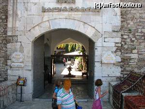 [P04] POarta de intrare in hotelul Caravanserai din Kusadasi, pe a carei placa scrie anul fondarii constructiei 1618.  » foto by calatorul
 - 
<span class="allrVoted glyphicon glyphicon-heart hidden" id="av562671"></span>
<a class="m-l-10 hidden" id="sv562671" onclick="voting_Foto_DelVot(,562671,10714)" role="button">șterge vot <span class="glyphicon glyphicon-remove"></span></a>
<a id="v9562671" class=" c-red"  onclick="voting_Foto_SetVot(562671)" role="button"><span class="glyphicon glyphicon-heart-empty"></span> <b>LIKE</b> = Votează poza</a> <img class="hidden"  id="f562671W9" src="/imagini/loader.gif" border="0" /><span class="AjErrMes hidden" id="e562671ErM"></span>