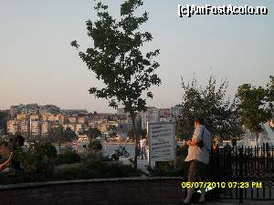 [P07] Panorama asupra orasului Canakkale de pe malul de langa port, pe faleza.  » foto by calatorul
 - 
<span class="allrVoted glyphicon glyphicon-heart hidden" id="av563546"></span>
<a class="m-l-10 hidden" id="sv563546" onclick="voting_Foto_DelVot(,563546,10714)" role="button">șterge vot <span class="glyphicon glyphicon-remove"></span></a>
<a id="v9563546" class=" c-red"  onclick="voting_Foto_SetVot(563546)" role="button"><span class="glyphicon glyphicon-heart-empty"></span> <b>LIKE</b> = Votează poza</a> <img class="hidden"  id="f563546W9" src="/imagini/loader.gif" border="0" /><span class="AjErrMes hidden" id="e563546ErM"></span>