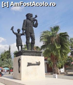 [P16] În faţa muzeului-biserică statuia Sf. Nicolae » foto by Michi
 - 
<span class="allrVoted glyphicon glyphicon-heart hidden" id="av710965"></span>
<a class="m-l-10 hidden" id="sv710965" onclick="voting_Foto_DelVot(,710965,10714)" role="button">șterge vot <span class="glyphicon glyphicon-remove"></span></a>
<a id="v9710965" class=" c-red"  onclick="voting_Foto_SetVot(710965)" role="button"><span class="glyphicon glyphicon-heart-empty"></span> <b>LIKE</b> = Votează poza</a> <img class="hidden"  id="f710965W9" src="/imagini/loader.gif" border="0" /><span class="AjErrMes hidden" id="e710965ErM"></span>