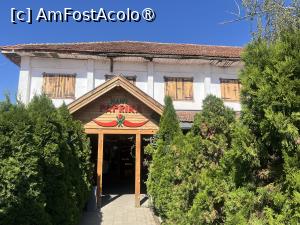 [P01] Hanul Papprika din Ozun - intrarea » foto by Yersinia Pestis
 - 
<span class="allrVoted glyphicon glyphicon-heart hidden" id="av1503691"></span>
<a class="m-l-10 hidden" id="sv1503691" onclick="voting_Foto_DelVot(,1503691,10730)" role="button">șterge vot <span class="glyphicon glyphicon-remove"></span></a>
<a id="v91503691" class=" c-red"  onclick="voting_Foto_SetVot(1503691)" role="button"><span class="glyphicon glyphicon-heart-empty"></span> <b>LIKE</b> = Votează poza</a> <img class="hidden"  id="f1503691W9" src="/imagini/loader.gif" border="0" /><span class="AjErrMes hidden" id="e1503691ErM"></span>