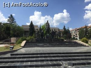 [P01] In drum spre Restaurantul Pivnita Sfantu Gheorghe - Statuia lui Mihai Viteazu » foto by mishu
 - 
<span class="allrVoted glyphicon glyphicon-heart hidden" id="av1185272"></span>
<a class="m-l-10 hidden" id="sv1185272" onclick="voting_Foto_DelVot(,1185272,10730)" role="button">șterge vot <span class="glyphicon glyphicon-remove"></span></a>
<a id="v91185272" class=" c-red"  onclick="voting_Foto_SetVot(1185272)" role="button"><span class="glyphicon glyphicon-heart-empty"></span> <b>LIKE</b> = Votează poza</a> <img class="hidden"  id="f1185272W9" src="/imagini/loader.gif" border="0" /><span class="AjErrMes hidden" id="e1185272ErM"></span>