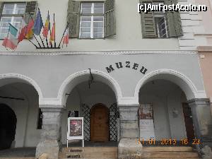 [P01] Clădirea veche din sec. al XV-lea în care se află Muzeul de Istorie a Farmaciei din Sibiu.  » foto by Rodel
 - 
<span class="allrVoted glyphicon glyphicon-heart hidden" id="av588253"></span>
<a class="m-l-10 hidden" id="sv588253" onclick="voting_Foto_DelVot(,588253,10746)" role="button">șterge vot <span class="glyphicon glyphicon-remove"></span></a>
<a id="v9588253" class=" c-red"  onclick="voting_Foto_SetVot(588253)" role="button"><span class="glyphicon glyphicon-heart-empty"></span> <b>LIKE</b> = Votează poza</a> <img class="hidden"  id="f588253W9" src="/imagini/loader.gif" border="0" /><span class="AjErrMes hidden" id="e588253ErM"></span>