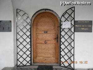[P02] Ușa de intrare în muzeu.  » foto by Rodel
 - 
<span class="allrVoted glyphicon glyphicon-heart hidden" id="av588254"></span>
<a class="m-l-10 hidden" id="sv588254" onclick="voting_Foto_DelVot(,588254,10746)" role="button">șterge vot <span class="glyphicon glyphicon-remove"></span></a>
<a id="v9588254" class=" c-red"  onclick="voting_Foto_SetVot(588254)" role="button"><span class="glyphicon glyphicon-heart-empty"></span> <b>LIKE</b> = Votează poza</a> <img class="hidden"  id="f588254W9" src="/imagini/loader.gif" border="0" /><span class="AjErrMes hidden" id="e588254ErM"></span>