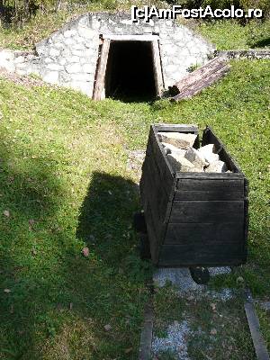 [P14] Suntem din nou la suprafaţă: intrarea în cealaltă mină şi un alt vagonet din lemn » foto by Claudiu U.
 - 
<span class="allrVoted glyphicon glyphicon-heart hidden" id="av701894"></span>
<a class="m-l-10 hidden" id="sv701894" onclick="voting_Foto_DelVot(,701894,10822)" role="button">șterge vot <span class="glyphicon glyphicon-remove"></span></a>
<a id="v9701894" class=" c-red"  onclick="voting_Foto_SetVot(701894)" role="button"><span class="glyphicon glyphicon-heart-empty"></span> <b>LIKE</b> = Votează poza</a> <img class="hidden"  id="f701894W9" src="/imagini/loader.gif" border="0" /><span class="AjErrMes hidden" id="e701894ErM"></span>