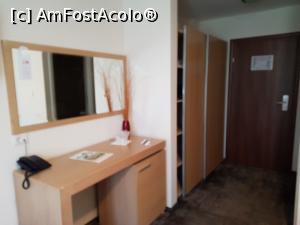 [P10] Camera văzută din alt unghi. Se observă biroul cu minibarul, televizorul și dulapul din holul încăperii.  » foto by Floryn81
 - 
<span class="allrVoted glyphicon glyphicon-heart hidden" id="av1148026"></span>
<a class="m-l-10 hidden" id="sv1148026" onclick="voting_Foto_DelVot(,1148026,10833)" role="button">șterge vot <span class="glyphicon glyphicon-remove"></span></a>
<a id="v91148026" class=" c-red"  onclick="voting_Foto_SetVot(1148026)" role="button"><span class="glyphicon glyphicon-heart-empty"></span> <b>LIKE</b> = Votează poza</a> <img class="hidden"  id="f1148026W9" src="/imagini/loader.gif" border="0" /><span class="AjErrMes hidden" id="e1148026ErM"></span>