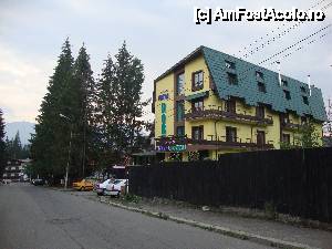 [P01] Hotelul Doru văzut din lateral, de pe strada principală. În parcare nu intră mai mult de cinci-șase mașini.  » foto by Floryn81
 - 
<span class="allrVoted glyphicon glyphicon-heart hidden" id="av482209"></span>
<a class="m-l-10 hidden" id="sv482209" onclick="voting_Foto_DelVot(,482209,10907)" role="button">șterge vot <span class="glyphicon glyphicon-remove"></span></a>
<a id="v9482209" class=" c-red"  onclick="voting_Foto_SetVot(482209)" role="button"><span class="glyphicon glyphicon-heart-empty"></span> <b>LIKE</b> = Votează poza</a> <img class="hidden"  id="f482209W9" src="/imagini/loader.gif" border="0" /><span class="AjErrMes hidden" id="e482209ErM"></span>