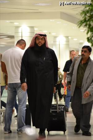 [P18] Oameni - aeroportul Doha.  » foto by TraianS
 - 
<span class="allrVoted glyphicon glyphicon-heart hidden" id="av404170"></span>
<a class="m-l-10 hidden" id="sv404170" onclick="voting_Foto_DelVot(,404170,11020)" role="button">șterge vot <span class="glyphicon glyphicon-remove"></span></a>
<a id="v9404170" class=" c-red"  onclick="voting_Foto_SetVot(404170)" role="button"><span class="glyphicon glyphicon-heart-empty"></span> <b>LIKE</b> = Votează poza</a> <img class="hidden"  id="f404170W9" src="/imagini/loader.gif" border="0" /><span class="AjErrMes hidden" id="e404170ErM"></span>