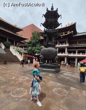 [P28] In curtea centrala se afla Fuhui Baoding sau „Ceaunul comoara al norocului si intelepciunii”, confectionat din bronz, un vas in stil antic, cu o inaltime de 10,23 metri, care cantareste 15,5 tone. Acesta se sprijina pe o baza de piatra verde, avand pe partile laterale, caligrafii inscriptionate ale maestrul Hui Ming. » foto by geani anto
 - 
<span class="allrVoted glyphicon glyphicon-heart hidden" id="av1507580"></span>
<a class="m-l-10 hidden" id="sv1507580" onclick="voting_Foto_DelVot(,1507580,11037)" role="button">șterge vot <span class="glyphicon glyphicon-remove"></span></a>
<a id="v91507580" class=" c-red"  onclick="voting_Foto_SetVot(1507580)" role="button"><span class="glyphicon glyphicon-heart-empty"></span> <b>LIKE</b> = Votează poza</a> <img class="hidden"  id="f1507580W9" src="/imagini/loader.gif" border="0" /><span class="AjErrMes hidden" id="e1507580ErM"></span>