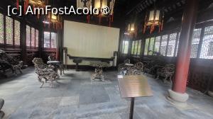 [P46] Sala He Xu este incojurata de stanci si iaz, avand multe ferestre care permit patrunderea luminii din belsug, ceea ce o face calduroasa iarna si racoroasa vara. In interior exista piese de mobilier lucrate manual din radacini de plop Ara, cu o textura rafinata si un design unic. » foto by geani anto
 - 
<span class="allrVoted glyphicon glyphicon-heart hidden" id="av1508451"></span>
<a class="m-l-10 hidden" id="sv1508451" onclick="voting_Foto_DelVot(,1508451,11037)" role="button">șterge vot <span class="glyphicon glyphicon-remove"></span></a>
<a id="v91508451" class=" c-red"  onclick="voting_Foto_SetVot(1508451)" role="button"><span class="glyphicon glyphicon-heart-empty"></span> <b>LIKE</b> = Votează poza</a> <img class="hidden"  id="f1508451W9" src="/imagini/loader.gif" border="0" /><span class="AjErrMes hidden" id="e1508451ErM"></span>