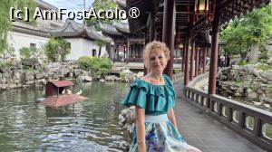 [P50] Coridorul de apa Jiyu (Sala Huijing) este o pasarela acoperita, lunga de 100 de metri, cea mai lunga de acest fel din gradinile clasice Jiangnan, care se muleaza pe forma terenului, partea sudica fiind pe uscat, iar cea nordica, deasupra apei.  » foto by geani anto
 - 
<span class="allrVoted glyphicon glyphicon-heart hidden" id="av1508455"></span>
<a class="m-l-10 hidden" id="sv1508455" onclick="voting_Foto_DelVot(,1508455,11037)" role="button">șterge vot <span class="glyphicon glyphicon-remove"></span></a>
<a id="v91508455" class=" c-red"  onclick="voting_Foto_SetVot(1508455)" role="button"><span class="glyphicon glyphicon-heart-empty"></span> <b>LIKE</b> = Votează poza</a> <img class="hidden"  id="f1508455W9" src="/imagini/loader.gif" border="0" /><span class="AjErrMes hidden" id="e1508455ErM"></span>