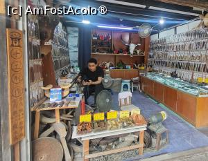 [P09] Strada Xijing se intinde de-a lungul ambelor parti ale altui canal, mai ingust, marginit de magazine de suveniruri, ceainarii, restaurante, unde poti fi acompaniat de o pisica sau de un catel, animalut pe care il alegi la intrare. Pe aceasta strada se gasesc 3 poduri numite Yongan, Zhonglong si Yongquan, dar si frumoasa Gradina Kezhi. » foto by geani anto
 - 
<span class="allrVoted glyphicon glyphicon-heart hidden" id="av1508725"></span>
<a class="m-l-10 hidden" id="sv1508725" onclick="voting_Foto_DelVot(,1508725,11037)" role="button">șterge vot <span class="glyphicon glyphicon-remove"></span></a>
<a id="v91508725" class=" c-red"  onclick="voting_Foto_SetVot(1508725)" role="button"><span class="glyphicon glyphicon-heart-empty"></span> <b>LIKE</b> = Votează poza</a> <img class="hidden"  id="f1508725W9" src="/imagini/loader.gif" border="0" /><span class="AjErrMes hidden" id="e1508725ErM"></span>