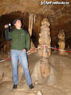 [P43] Unul din cei doi ghizi.  » foto by Utube
 - 
<span class="allrVoted glyphicon glyphicon-heart hidden" id="av408332"></span>
<a class="m-l-10 hidden" id="sv408332" onclick="voting_Foto_DelVot(,408332,11045)" role="button">șterge vot <span class="glyphicon glyphicon-remove"></span></a>
<a id="v9408332" class=" c-red"  onclick="voting_Foto_SetVot(408332)" role="button"><span class="glyphicon glyphicon-heart-empty"></span> <b>LIKE</b> = Votează poza</a> <img class="hidden"  id="f408332W9" src="/imagini/loader.gif" border="0" /><span class="AjErrMes hidden" id="e408332ErM"></span>