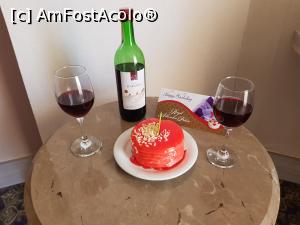 [P09] Un gest frumos. A fost ziua sotului si au venit la usa dimineata cu o sticla de vin, un tort si o felicitare. Foarte dragut din partea lor.  » foto by gya 87
 - 
<span class="allrVoted glyphicon glyphicon-heart hidden" id="av1033749"></span>
<a class="m-l-10 hidden" id="sv1033749" onclick="voting_Foto_DelVot(,1033749,11127)" role="button">șterge vot <span class="glyphicon glyphicon-remove"></span></a>
<a id="v91033749" class=" c-red"  onclick="voting_Foto_SetVot(1033749)" role="button"><span class="glyphicon glyphicon-heart-empty"></span> <b>LIKE</b> = Votează poza</a> <img class="hidden"  id="f1033749W9" src="/imagini/loader.gif" border="0" /><span class="AjErrMes hidden" id="e1033749ErM"></span>