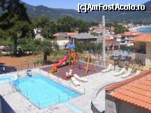 [P01] Panorama cu o parte din Skala Potamia, o piscina Ntinas si locul de joaca pentru copii.  » foto by Radix7
 - 
<span class="allrVoted glyphicon glyphicon-heart hidden" id="av338557"></span>
<a class="m-l-10 hidden" id="sv338557" onclick="voting_Foto_DelVot(,338557,11158)" role="button">șterge vot <span class="glyphicon glyphicon-remove"></span></a>
<a id="v9338557" class=" c-red"  onclick="voting_Foto_SetVot(338557)" role="button"><span class="glyphicon glyphicon-heart-empty"></span> <b>LIKE</b> = Votează poza</a> <img class="hidden"  id="f338557W9" src="/imagini/loader.gif" border="0" /><span class="AjErrMes hidden" id="e338557ErM"></span>