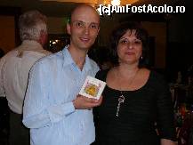 [P06] Impreuna cu ARA, dupa primirea premiului la tombola » foto by Claudiu U.
 - 
<span class="allrVoted glyphicon glyphicon-heart hidden" id="av303026"></span>
<a class="m-l-10 hidden" id="sv303026" onclick="voting_Foto_DelVot(,303026,11176)" role="button">șterge vot <span class="glyphicon glyphicon-remove"></span></a>
<a id="v9303026" class=" c-red"  onclick="voting_Foto_SetVot(303026)" role="button"><span class="glyphicon glyphicon-heart-empty"></span> <b>LIKE</b> = Votează poza</a> <img class="hidden"  id="f303026W9" src="/imagini/loader.gif" border="0" /><span class="AjErrMes hidden" id="e303026ErM"></span>