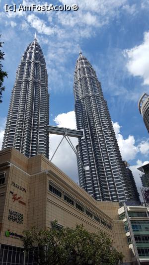 [P06] Si am ajuns si la Petronas Towers » foto by r-Uca
 - 
<span class="allrVoted glyphicon glyphicon-heart hidden" id="av978918"></span>
<a class="m-l-10 hidden" id="sv978918" onclick="voting_Foto_DelVot(,978918,11217)" role="button">șterge vot <span class="glyphicon glyphicon-remove"></span></a>
<a id="v9978918" class=" c-red"  onclick="voting_Foto_SetVot(978918)" role="button"><span class="glyphicon glyphicon-heart-empty"></span> <b>LIKE</b> = Votează poza</a> <img class="hidden"  id="f978918W9" src="/imagini/loader.gif" border="0" /><span class="AjErrMes hidden" id="e978918ErM"></span>