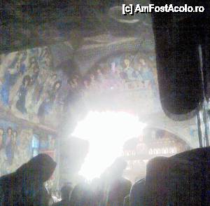 [P07] Biserica „Schimbarea la faţă” - o „tentativă” de imagine din interior, din timpul slujbei. Se pot totuși admira frescele și catapeteasma.  » foto by Dragoș_MD
 - 
<span class="allrVoted glyphicon glyphicon-heart hidden" id="av406385"></span>
<a class="m-l-10 hidden" id="sv406385" onclick="voting_Foto_DelVot(,406385,11228)" role="button">șterge vot <span class="glyphicon glyphicon-remove"></span></a>
<a id="v9406385" class=" c-red"  onclick="voting_Foto_SetVot(406385)" role="button"><span class="glyphicon glyphicon-heart-empty"></span> <b>LIKE</b> = Votează poza</a> <img class="hidden"  id="f406385W9" src="/imagini/loader.gif" border="0" /><span class="AjErrMes hidden" id="e406385ErM"></span>
