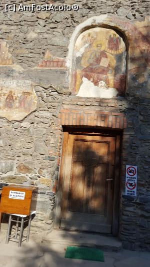 [P17] Intrarea in biserica. Observati in stanga una din cutiile pentru acatiste.  » foto by iulian68
 - 
<span class="allrVoted glyphicon glyphicon-heart hidden" id="av724786"></span>
<a class="m-l-10 hidden" id="sv724786" onclick="voting_Foto_DelVot(,724786,11234)" role="button">șterge vot <span class="glyphicon glyphicon-remove"></span></a>
<a id="v9724786" class=" c-red"  onclick="voting_Foto_SetVot(724786)" role="button"><span class="glyphicon glyphicon-heart-empty"></span> <b>LIKE</b> = Votează poza</a> <img class="hidden"  id="f724786W9" src="/imagini/loader.gif" border="0" /><span class="AjErrMes hidden" id="e724786ErM"></span>