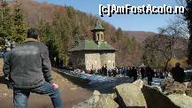 [P11] Mânăstirea Prislop - lumea asistând la slujbă. » foto by Dragoș_MD
 - 
<span class="allrVoted glyphicon glyphicon-heart hidden" id="av304594"></span>
<a class="m-l-10 hidden" id="sv304594" onclick="voting_Foto_DelVot(,304594,11234)" role="button">șterge vot <span class="glyphicon glyphicon-remove"></span></a>
<a id="v9304594" class=" c-red"  onclick="voting_Foto_SetVot(304594)" role="button"><span class="glyphicon glyphicon-heart-empty"></span> <b>LIKE</b> = Votează poza</a> <img class="hidden"  id="f304594W9" src="/imagini/loader.gif" border="0" /><span class="AjErrMes hidden" id="e304594ErM"></span>