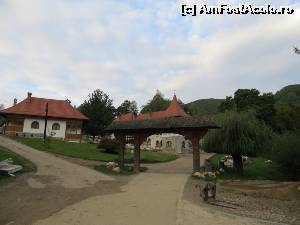 [P10] Intrarea în mănăstire - încă se lucrează la diverse obiective.  » foto by tata123 🔱
 - 
<span class="allrVoted glyphicon glyphicon-heart hidden" id="av635099"></span>
<a class="m-l-10 hidden" id="sv635099" onclick="voting_Foto_DelVot(,635099,11234)" role="button">șterge vot <span class="glyphicon glyphicon-remove"></span></a>
<a id="v9635099" class=" c-red"  onclick="voting_Foto_SetVot(635099)" role="button"><span class="glyphicon glyphicon-heart-empty"></span> <b>LIKE</b> = Votează poza</a> <img class="hidden"  id="f635099W9" src="/imagini/loader.gif" border="0" /><span class="AjErrMes hidden" id="e635099ErM"></span>