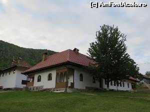 [P11] Casă la intrarea în mănăstire.  » foto by tata123 🔱
 - 
<span class="allrVoted glyphicon glyphicon-heart hidden" id="av635100"></span>
<a class="m-l-10 hidden" id="sv635100" onclick="voting_Foto_DelVot(,635100,11234)" role="button">șterge vot <span class="glyphicon glyphicon-remove"></span></a>
<a id="v9635100" class=" c-red"  onclick="voting_Foto_SetVot(635100)" role="button"><span class="glyphicon glyphicon-heart-empty"></span> <b>LIKE</b> = Votează poza</a> <img class="hidden"  id="f635100W9" src="/imagini/loader.gif" border="0" /><span class="AjErrMes hidden" id="e635100ErM"></span>