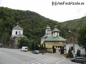 [P09] Mănăstirea Lainici » foto by tata123 🔱
 - 
<span class="allrVoted glyphicon glyphicon-heart hidden" id="av517295"></span>
<a class="m-l-10 hidden" id="sv517295" onclick="voting_Foto_DelVot(,517295,11234)" role="button">șterge vot <span class="glyphicon glyphicon-remove"></span></a>
<a id="v9517295" class=" c-red"  onclick="voting_Foto_SetVot(517295)" role="button"><span class="glyphicon glyphicon-heart-empty"></span> <b>LIKE</b> = Votează poza</a> <img class="hidden"  id="f517295W9" src="/imagini/loader.gif" border="0" /><span class="AjErrMes hidden" id="e517295ErM"></span>