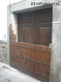 [P21] 'Batipuerta' evita ca zapada si animalele sa intre in casa, usa fiind deschisa, ca la noi la tara. » foto by alinaro
 - 
<span class="allrVoted glyphicon glyphicon-heart hidden" id="av305133"></span>
<a class="m-l-10 hidden" id="sv305133" onclick="voting_Foto_DelVot(,305133,11267)" role="button">șterge vot <span class="glyphicon glyphicon-remove"></span></a>
<a id="v9305133" class=" c-red"  onclick="voting_Foto_SetVot(305133)" role="button"><span class="glyphicon glyphicon-heart-empty"></span> <b>LIKE</b> = Votează poza</a> <img class="hidden"  id="f305133W9" src="/imagini/loader.gif" border="0" /><span class="AjErrMes hidden" id="e305133ErM"></span>