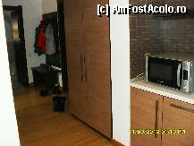 [P17] holul apartamentului, observati cuierul si dulapul din hol .In capat e usa spre baie.Poza e facuta dinspre bucatarie. » foto by adryana
 - 
<span class="allrVoted glyphicon glyphicon-heart hidden" id="av305713"></span>
<a class="m-l-10 hidden" id="sv305713" onclick="voting_Foto_DelVot(,305713,11287)" role="button">șterge vot <span class="glyphicon glyphicon-remove"></span></a>
<a id="v9305713" class=" c-red"  onclick="voting_Foto_SetVot(305713)" role="button"><span class="glyphicon glyphicon-heart-empty"></span> <b>LIKE</b> = Votează poza</a> <img class="hidden"  id="f305713W9" src="/imagini/loader.gif" border="0" /><span class="AjErrMes hidden" id="e305713ErM"></span>