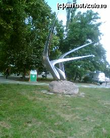 [P27] 'Pescarusul'. Frumoasa pasare de inox, la intrarea cu acelasi nume. Chestia verzuie din spatele ei este una dintre hartile pomenite anterior. » foto by Dragoș_MD
 - 
<span class="allrVoted glyphicon glyphicon-heart hidden" id="av99390"></span>
<a class="m-l-10 hidden" id="sv99390" onclick="voting_Foto_DelVot(,99390,11447)" role="button">șterge vot <span class="glyphicon glyphicon-remove"></span></a>
<a id="v999390" class=" c-red"  onclick="voting_Foto_SetVot(99390)" role="button"><span class="glyphicon glyphicon-heart-empty"></span> <b>LIKE</b> = Votează poza</a> <img class="hidden"  id="f99390W9" src="/imagini/loader.gif" border="0" /><span class="AjErrMes hidden" id="e99390ErM"></span>