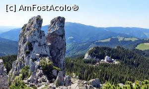 [P03] Vârful vestic al Pietrelor Doamnei fotografiat de pe vârful estic, accesibil turiştilor ambiţioşi. La dreapta se vede cabana Rarău (accesibilă şi cu mijloace auto). Lângă cabană, spre stânga, este Piatra Şoimului. În fundal, în centrul imaginii, se vede Masivul Giumalău.  » foto by Lucien
 - 
<span class="allrVoted glyphicon glyphicon-heart hidden" id="av728084"></span>
<a class="m-l-10 hidden" id="sv728084" onclick="voting_Foto_DelVot(,728084,11459)" role="button">șterge vot <span class="glyphicon glyphicon-remove"></span></a>
<a id="v9728084" class=" c-red"  onclick="voting_Foto_SetVot(728084)" role="button"><span class="glyphicon glyphicon-heart-empty"></span> <b>LIKE</b> = Votează poza</a> <img class="hidden"  id="f728084W9" src="/imagini/loader.gif" border="0" /><span class="AjErrMes hidden" id="e728084ErM"></span>