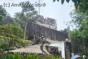 [P31] In vecinatatea ruinelor se afla alt obiectiv, Monte Fort, cela mai vechi fort din Macao, construit in prima jumatate a sec. XVII si care apartinea bisericii si avea rolul de a pazi lacasul de eventualele atacuri ale piratilor.
Zidurile de intind pe 100 m si ating inaltimi pana la 10 m. Se crede ca era suficient de bine cladit pentru a rezista unui asediu de 2 ani. » foto by geani anto
 - 
<span class="allrVoted glyphicon glyphicon-heart hidden" id="av1523530"></span>
<a class="m-l-10 hidden" id="sv1523530" onclick="voting_Foto_DelVot(,1523530,11464)" role="button">șterge vot <span class="glyphicon glyphicon-remove"></span></a>
<a id="v91523530" class=" c-red"  onclick="voting_Foto_SetVot(1523530)" role="button"><span class="glyphicon glyphicon-heart-empty"></span> <b>LIKE</b> = Votează poza</a> <img class="hidden"  id="f1523530W9" src="/imagini/loader.gif" border="0" /><span class="AjErrMes hidden" id="e1523530ErM"></span>