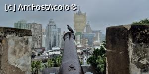 [P32] Totusi, singura confruntare militara s-a inregistrat in 1622, cand olandezii au declansat un atac surpriza asupra colonistilor portughezi din Macao, care a fost insa anihilat, portughezii distrugand munitia olandezilor. Edificiul a servit si drept resedinta a guvernatorului din Macao, inainte de a gazdui incepand cu 1965, observatorul meteorologic care a functionat pana in 1998, cand a fost inaugurat muzeul Macao.
De pe meterezele fortului se vede in toata splendoarea lui Casino Grand Lisboa, un celebru cazinou din Macao (despre cazinouri o sa povestesc in alt material). » foto by geani anto
 - 
<span class="allrVoted glyphicon glyphicon-heart hidden" id="av1523531"></span>
<a class="m-l-10 hidden" id="sv1523531" onclick="voting_Foto_DelVot(,1523531,11464)" role="button">șterge vot <span class="glyphicon glyphicon-remove"></span></a>
<a id="v91523531" class=" c-red"  onclick="voting_Foto_SetVot(1523531)" role="button"><span class="glyphicon glyphicon-heart-empty"></span> <b>LIKE</b> = Votează poza</a> <img class="hidden"  id="f1523531W9" src="/imagini/loader.gif" border="0" /><span class="AjErrMes hidden" id="e1523531ErM"></span>