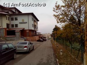 [P01] Parcarea si in capatul hotelului se vede intrarea in garajul subteran » foto by Yoda
 - 
<span class="allrVoted glyphicon glyphicon-heart hidden" id="av1279097"></span>
<a class="m-l-10 hidden" id="sv1279097" onclick="voting_Foto_DelVot(,1279097,11565)" role="button">șterge vot <span class="glyphicon glyphicon-remove"></span></a>
<a id="v91279097" class=" c-red"  onclick="voting_Foto_SetVot(1279097)" role="button"><span class="glyphicon glyphicon-heart-empty"></span> <b>LIKE</b> = Votează poza</a> <img class="hidden"  id="f1279097W9" src="/imagini/loader.gif" border="0" /><span class="AjErrMes hidden" id="e1279097ErM"></span>