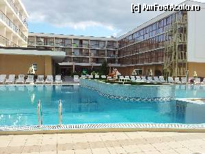 [P02] Hotelul este in forma de litera U. Vedere frontala dinspre piscina » foto by ROMY
 - 
<span class="allrVoted glyphicon glyphicon-heart hidden" id="av365189"></span>
<a class="m-l-10 hidden" id="sv365189" onclick="voting_Foto_DelVot(,365189,11619)" role="button">șterge vot <span class="glyphicon glyphicon-remove"></span></a>
<a id="v9365189" class=" c-red"  onclick="voting_Foto_SetVot(365189)" role="button"><span class="glyphicon glyphicon-heart-empty"></span> <b>LIKE</b> = Votează poza</a> <img class="hidden"  id="f365189W9" src="/imagini/loader.gif" border="0" /><span class="AjErrMes hidden" id="e365189ErM"></span>