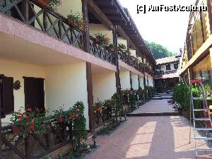 [P09] Imediat dupa ce se intra, este un corp de camere in stanga si terasa restaurant in dreapta » foto by LeaveYou
 - 
<span class="allrVoted glyphicon glyphicon-heart hidden" id="av342490"></span>
<a class="m-l-10 hidden" id="sv342490" onclick="voting_Foto_DelVot(,342490,11627)" role="button">șterge vot <span class="glyphicon glyphicon-remove"></span></a>
<a id="v9342490" class=" c-red"  onclick="voting_Foto_SetVot(342490)" role="button"><span class="glyphicon glyphicon-heart-empty"></span> <b>LIKE</b> = Votează poza</a> <img class="hidden"  id="f342490W9" src="/imagini/loader.gif" border="0" /><span class="AjErrMes hidden" id="e342490ErM"></span>