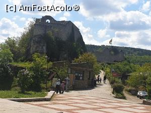 [P15] Cetatea Hisarya -  casa de bilete și aleea de pe lângă ziduri, către porți » foto by k-lator
 - 
<span class="allrVoted glyphicon glyphicon-heart hidden" id="av1302215"></span>
<a class="m-l-10 hidden" id="sv1302215" onclick="voting_Foto_DelVot(,1302215,11645)" role="button">șterge vot <span class="glyphicon glyphicon-remove"></span></a>
<a id="v91302215" class=" c-red"  onclick="voting_Foto_SetVot(1302215)" role="button"><span class="glyphicon glyphicon-heart-empty"></span> <b>LIKE</b> = Votează poza</a> <img class="hidden"  id="f1302215W9" src="/imagini/loader.gif" border="0" /><span class="AjErrMes hidden" id="e1302215ErM"></span>
