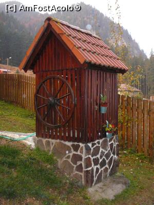 [P23] Până şi fântâna e în ton cu restul curţii » foto by Claudiu U.
 - 
<span class="allrVoted glyphicon glyphicon-heart hidden" id="av931449"></span>
<a class="m-l-10 hidden" id="sv931449" onclick="voting_Foto_DelVot(,931449,11651)" role="button">șterge vot <span class="glyphicon glyphicon-remove"></span></a>
<a id="v9931449" class=" c-red"  onclick="voting_Foto_SetVot(931449)" role="button"><span class="glyphicon glyphicon-heart-empty"></span> <b>LIKE</b> = Votează poza</a> <img class="hidden"  id="f931449W9" src="/imagini/loader.gif" border="0" /><span class="AjErrMes hidden" id="e931449ErM"></span>