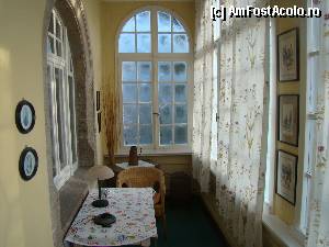 [P03] Veranda camerei 15. Se observa vechi obiecte, folosite ca decor, cum ar fi carafa de pe masa din fundal.  » foto by abancor
 - 
<span class="allrVoted glyphicon glyphicon-heart hidden" id="av338862"></span>
<a class="m-l-10 hidden" id="sv338862" onclick="voting_Foto_DelVot(,338862,11691)" role="button">șterge vot <span class="glyphicon glyphicon-remove"></span></a>
<a id="v9338862" class=" c-red"  onclick="voting_Foto_SetVot(338862)" role="button"><span class="glyphicon glyphicon-heart-empty"></span> <b>LIKE</b> = Votează poza</a> <img class="hidden"  id="f338862W9" src="/imagini/loader.gif" border="0" /><span class="AjErrMes hidden" id="e338862ErM"></span>