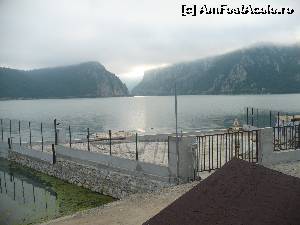 [P10] Din balconul camerei. dimineata un pic de ceata. Spatiul ingradit de pe malul apei nu este a pensiunii, unitatea de cazare are doua pontoane, undeva mai in dreapta » foto by Denis70
 - 
<span class="allrVoted glyphicon glyphicon-heart hidden" id="av541019"></span>
<a class="m-l-10 hidden" id="sv541019" onclick="voting_Foto_DelVot(,541019,11705)" role="button">șterge vot <span class="glyphicon glyphicon-remove"></span></a>
<a id="v9541019" class=" c-red"  onclick="voting_Foto_SetVot(541019)" role="button"><span class="glyphicon glyphicon-heart-empty"></span> <b>LIKE</b> = Votează poza</a> <img class="hidden"  id="f541019W9" src="/imagini/loader.gif" border="0" /><span class="AjErrMes hidden" id="e541019ErM"></span>